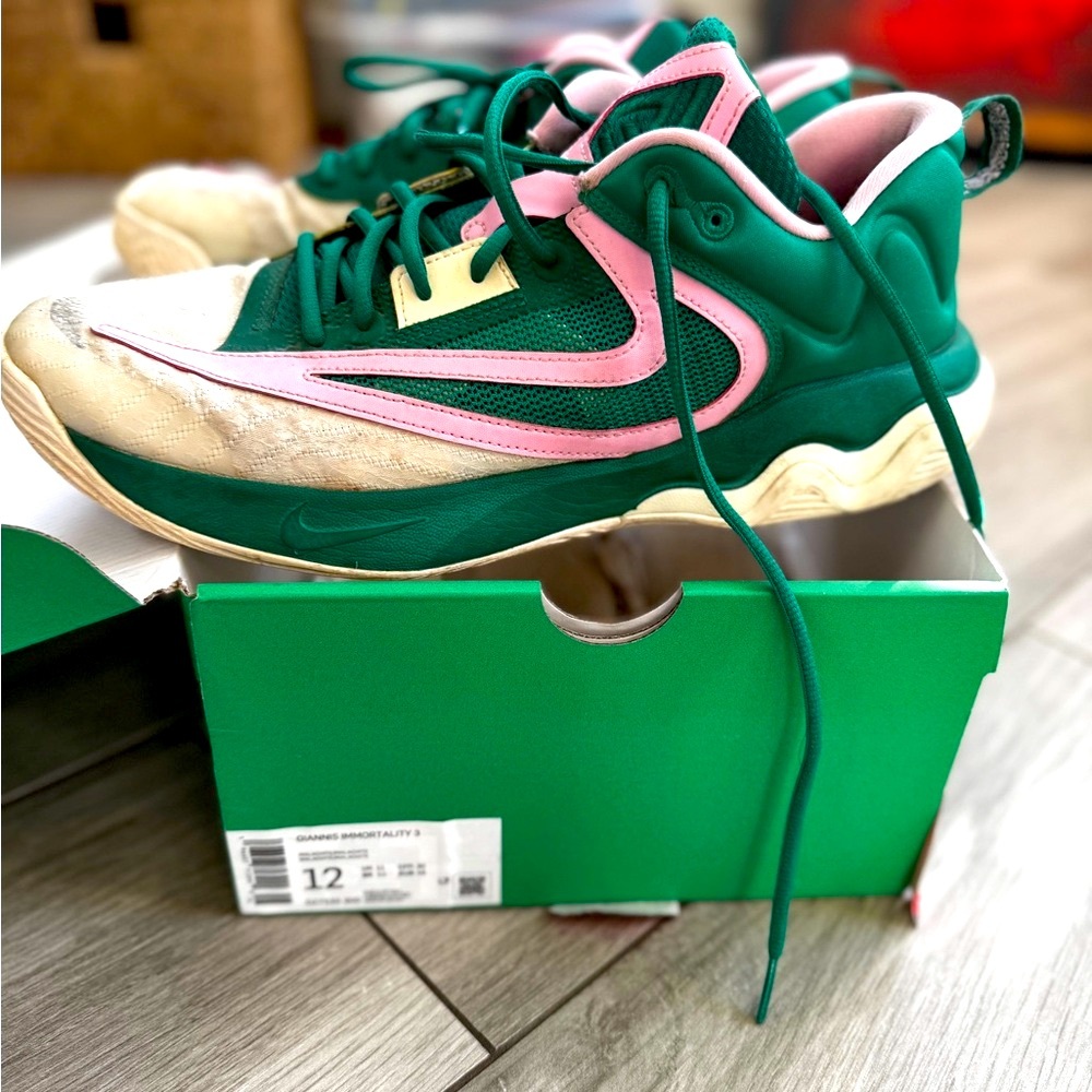 Nike Giannis Immortality 3. Used basketball shoes. Used 3 seasons